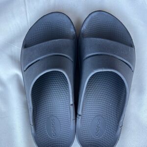 OOFOS Charcoal Slide Sandals